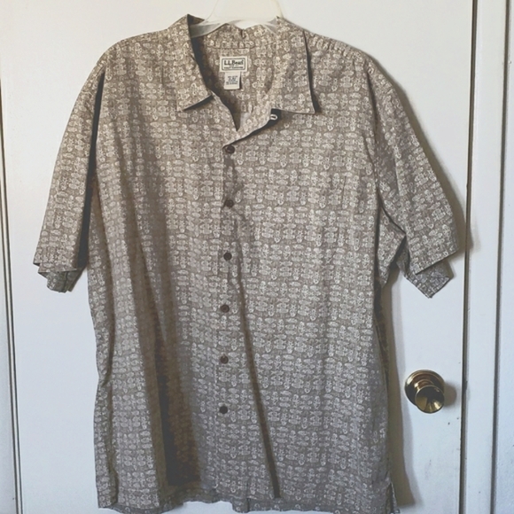 L.L.Bean Tan Button-down Short Sleeve Shirt with Tribal Fish Print Size Large - Picture 1 of 6